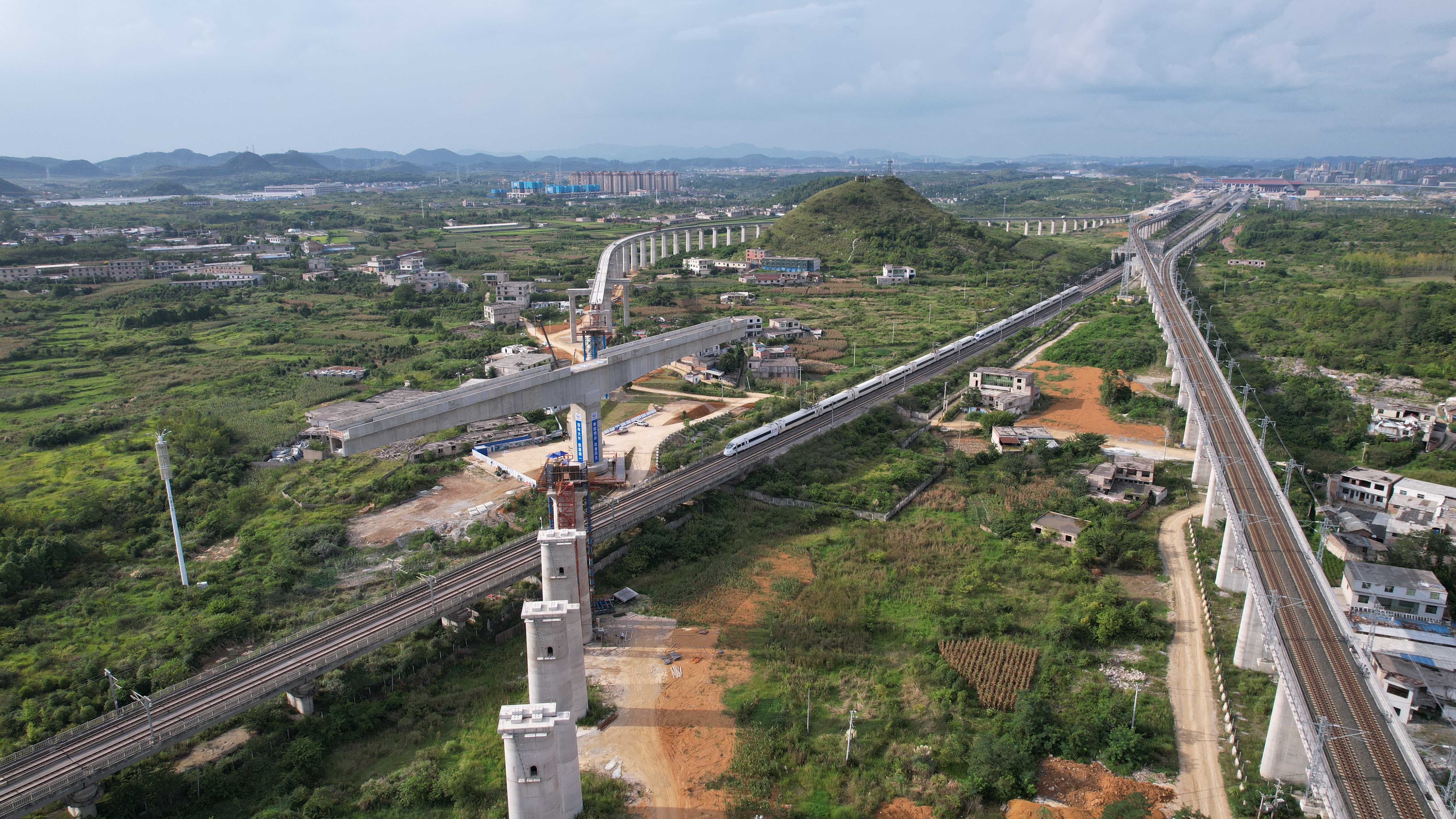 贵南高铁引入贵阳枢纽铁路尖坡寨特大桥转体